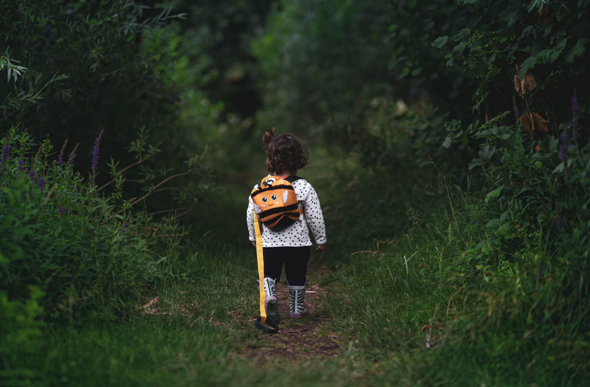 Barn med ryggsäck i en skog som illustrerar alla barns lika rätt.