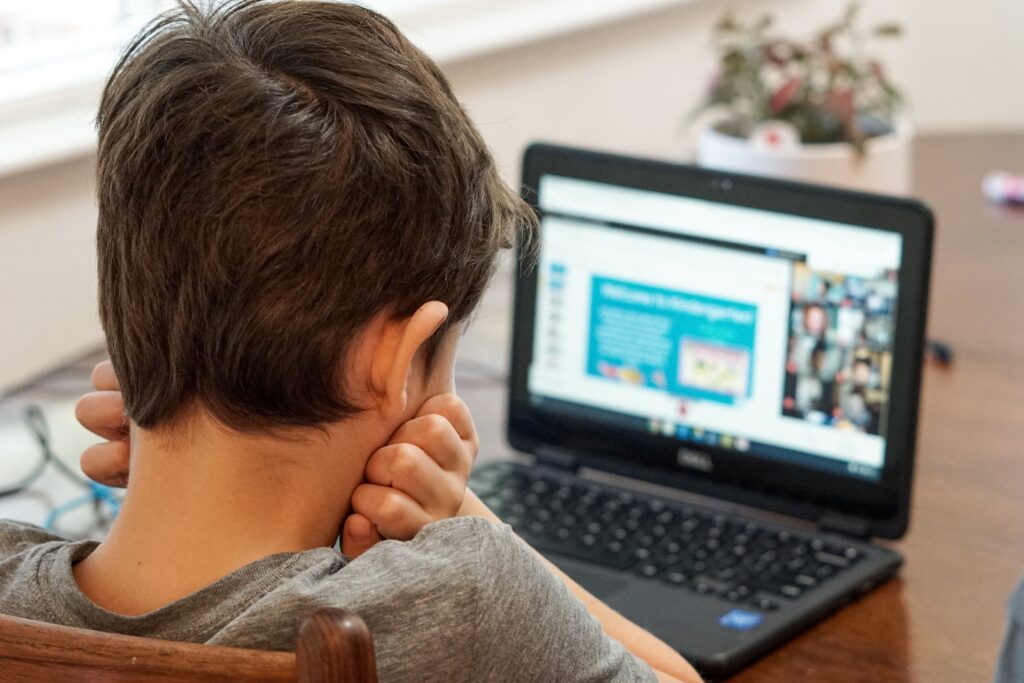 Vi söker föräldrar till en forskningsstudie om säkerhet på nätet