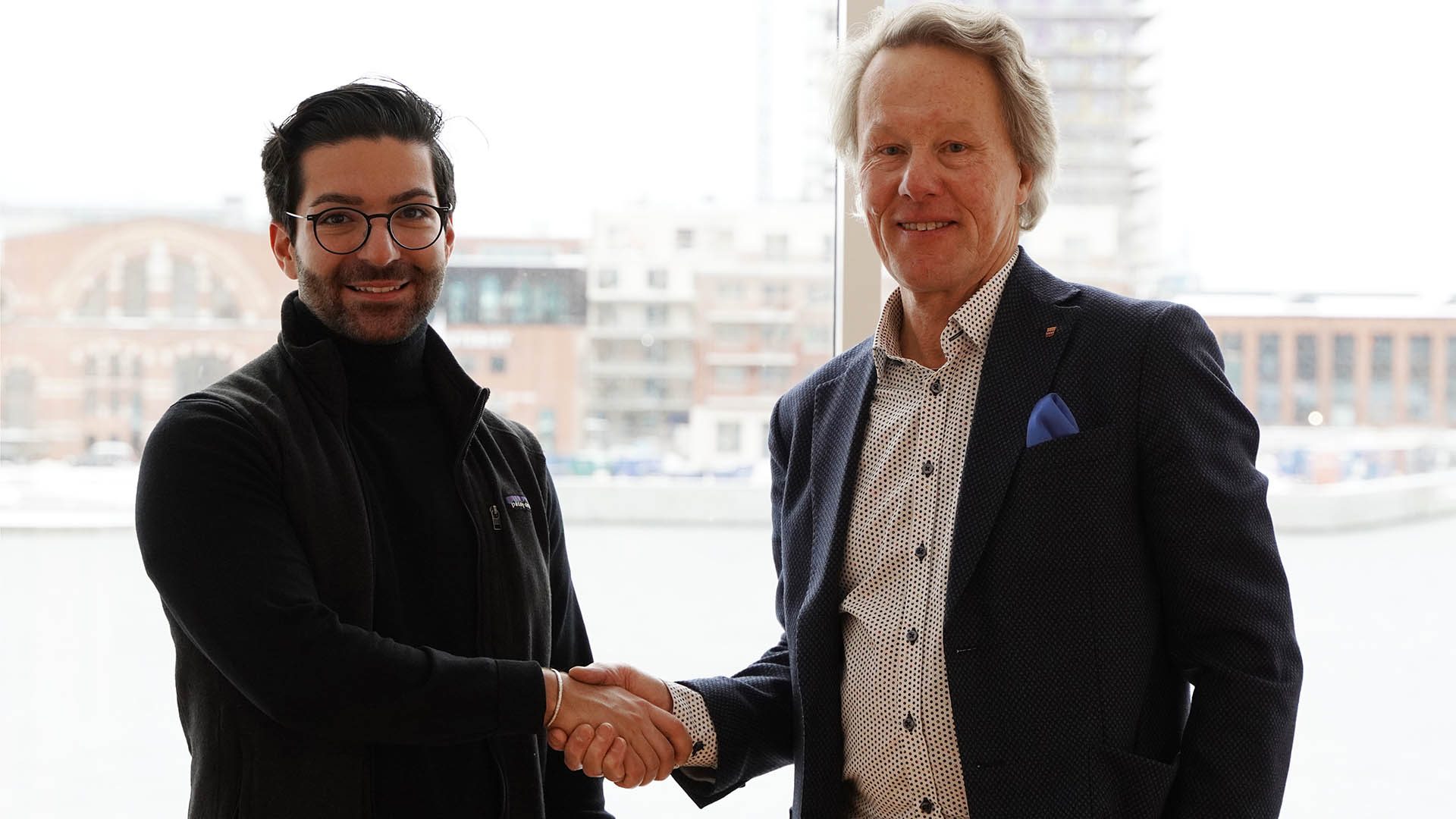 Stipendiaten 2023 Ramtin Massoumzadeh, VD på Quandify, skakar hand med Göran Bredinger.